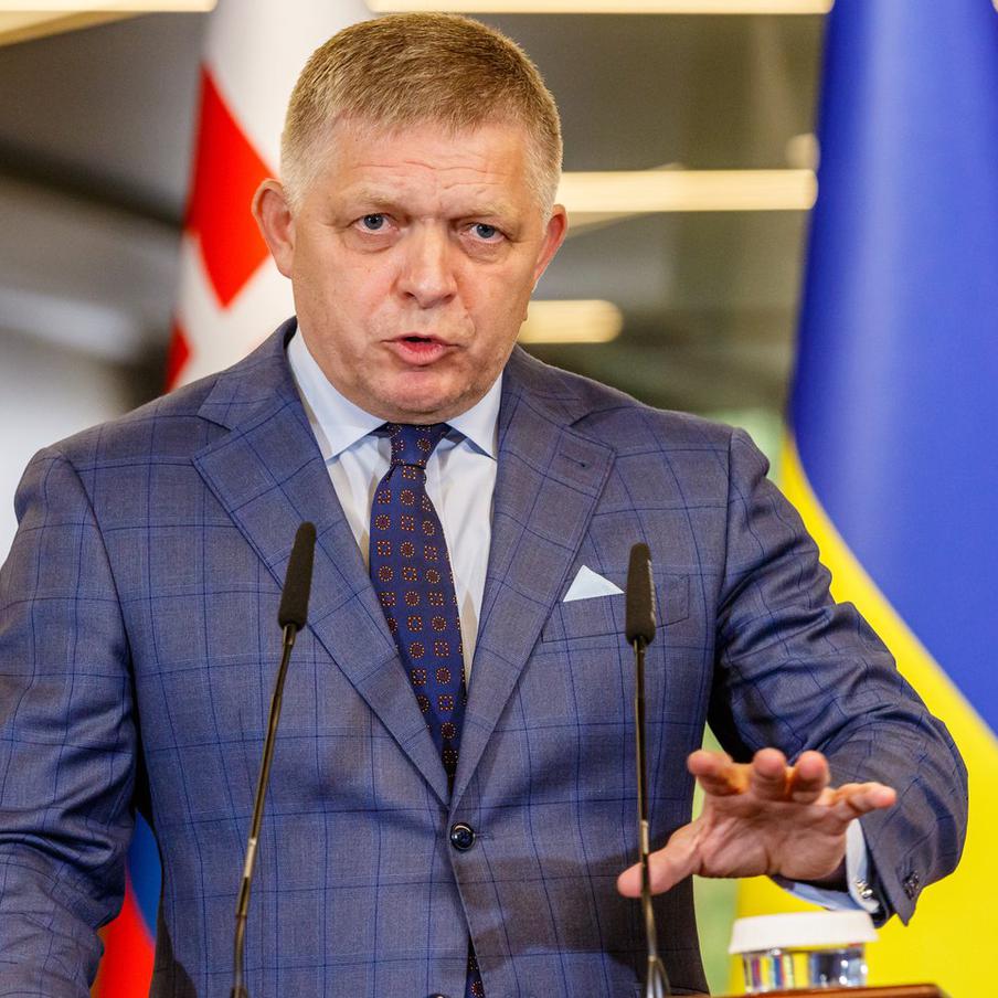 Фицо предложил поддержавшим Киев студентам отправиться на Украину. Премьер-министр Словакии Роберт Фицо, выступая в городе Попрад, столкнулся с демонстрацией несогласия со стороны некоторых учащихся, которые пришли на встречу в чёрных футболках в знак поддержки Украины. В ходе своего выступления, в котором он критиковал позицию Евросоюза по украинскому конфликту, Фицо вызвал недовольство у студентов