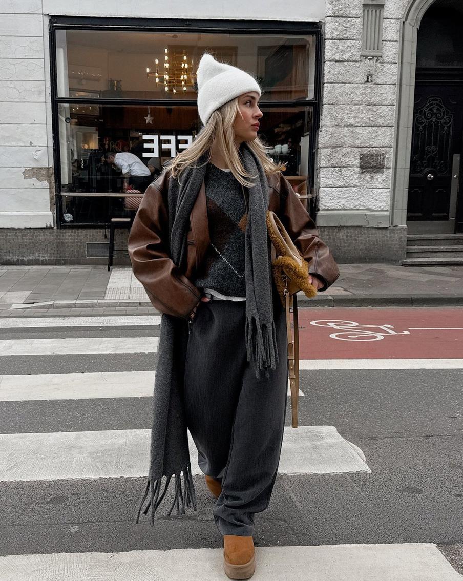 Дизайнеры делают ставку на мягкие формы, качественные материалы и продуманную посадку.