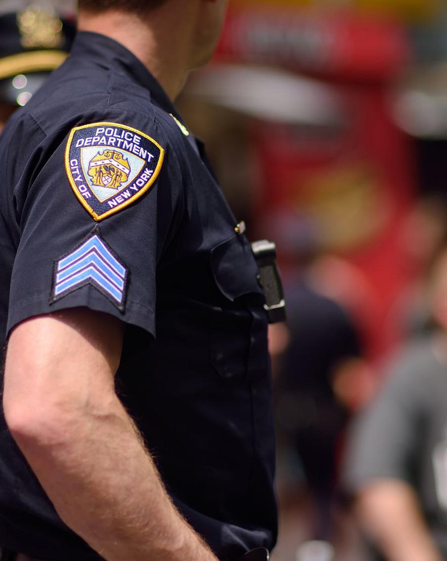 Четыре полицейских получили ранения на вызове о домашнем насилии в США. В штате Канзас произошла перестрелка, в ходе которой четыре сотрудника правоохранительных органов получили огнестрельные ранения, выполняя служебные обязанности на месте вызова о домашнем насилии. 22-летний подозреваемый был найден на месте происшествия с огнестрельными ранениями и не подавал признаков жизни