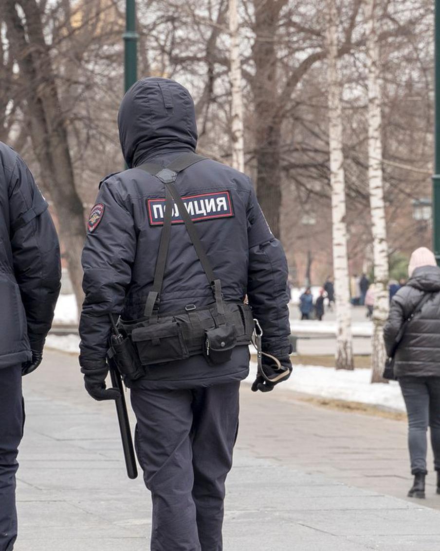 В МВД сообщили о мошенничестве с использованием геоданных жертвы. Пресс-центр Министерства внутренних дел Российской Федерации сообщил о новом виде мошенничества, в котором злоумышленники используют геоданные граждан, полученные с сайтов знакомств. Выдавая себя за представителей силовых структур или военнослужащих ВСУ, они шантажируют своих жертв, требуя денежные переводы через курьеров или банковские системы