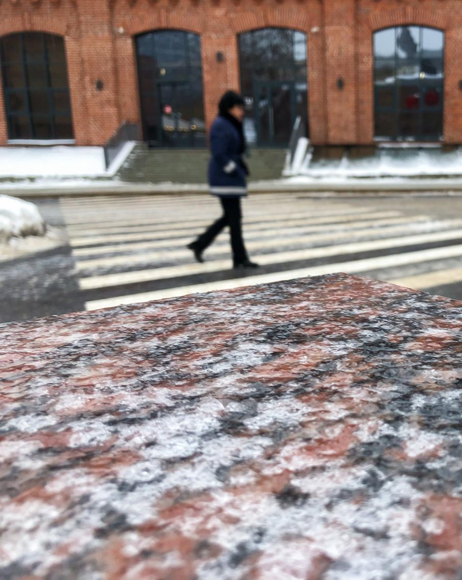 Синоптик предупредил москвичей о ледяных дождях в начале следующей недели. По прогнозам специалистов, уже в понедельник жителей столичного региона ожидают ледяные дожди и небольшое похолодание. Ранее в Москве с задержкой в месяц выпал первый снег