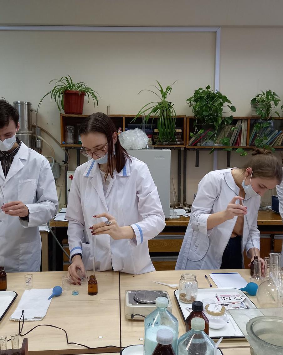 Россиянам назвали сроки обучения в вузах по новой системе. Как сообщает пресс-служба Министерства науки и высшего образования Российской Федерации, в рамках новой модели высшего образования сроки обучения будут различаться в зависимости от сложности и объёма программы. Переход к этой модели запланирован на 2026-2027 учебный год в ведущих российских университетах