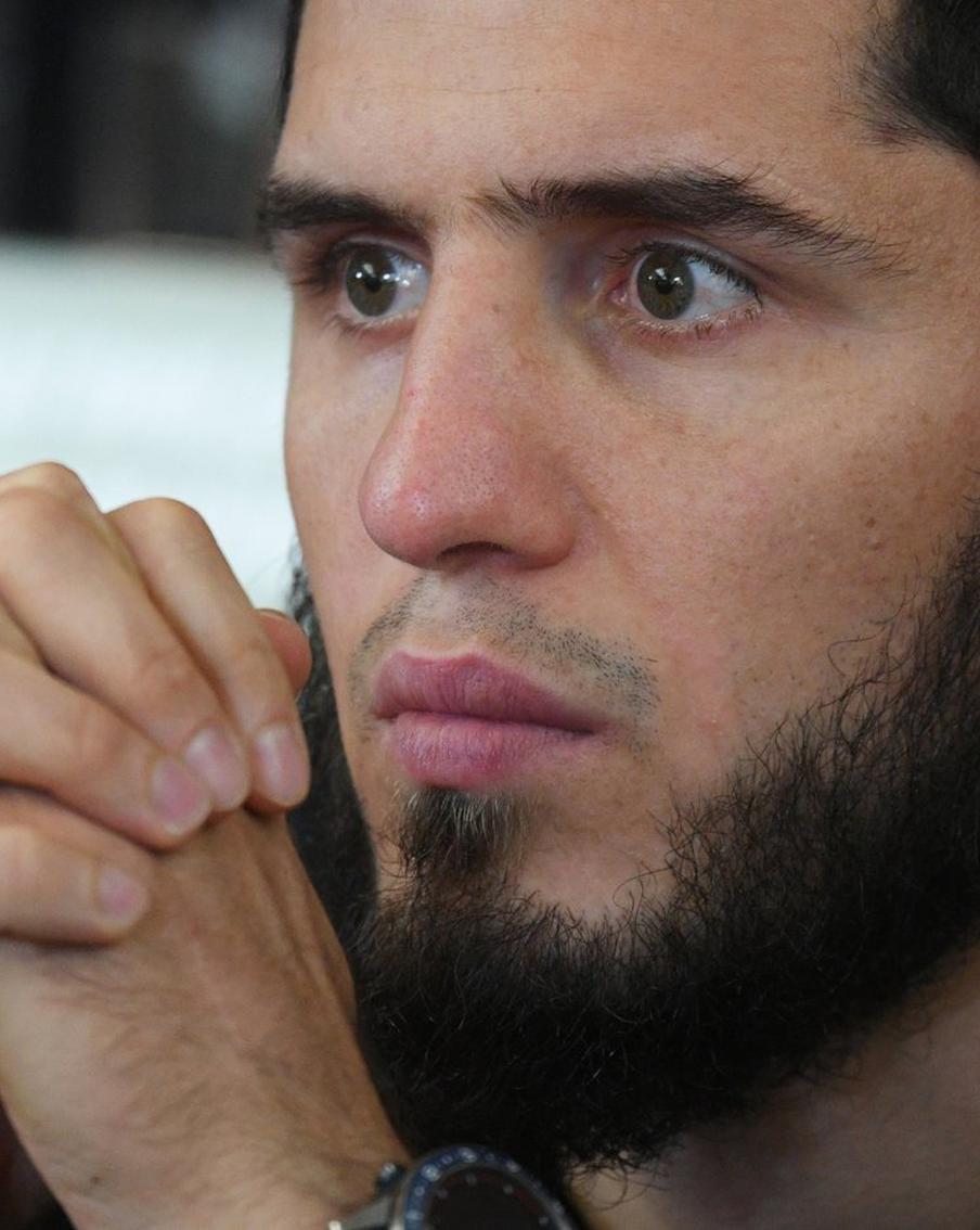 Дагестанец Махачев первым из России выиграл 2 чемпионских пояса UFC. В главном событии турнира UFC 322, состоявшегося 16 ноября 2025 года в Нью-Йорке, российский боец из Дагестана Ислам Махачев победил австралийца Джека Делла Маддалену и завоевал титул чемпиона UFC в полусреднем весе. Эта победа сделала Махачева первым российским бойцом и одиннадцатым в истории, кто стал чемпионом UFC в двух весовых категориях