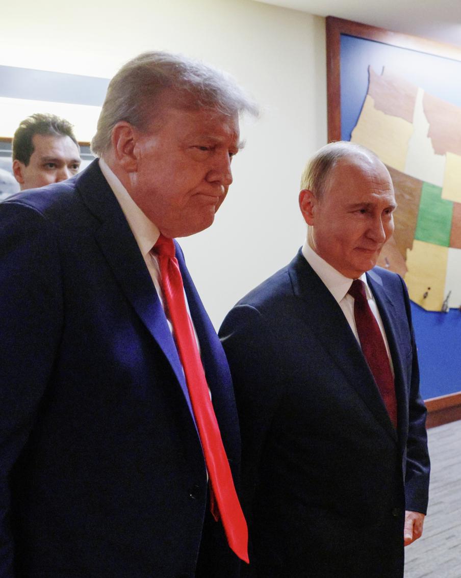 В Кремле прокомментировали возможность новой личной встречи Путина и Трампа. Российские власти рассказали о том, что очередная личная встреча Владимира Путина и Дональда Трампа была отложена на некоторое время. Однако переговоры о её организации всё ещё идут