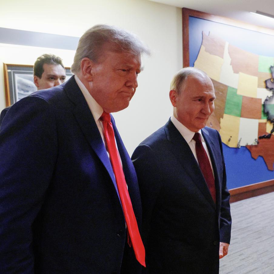 В Кремле прокомментировали возможность новой личной встречи Путина и Трампа. Российские власти рассказали о том, что очередная личная встреча Владимира Путина и Дональда Трампа была отложена на некоторое время. Однако переговоры о её организации всё ещё идут