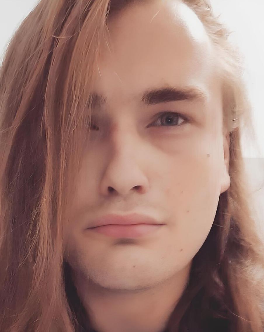 Актёр дубляжа Пётр Вечерков умер в 27 лет. Стало известно о кончине Петра Вечеркова — актёра дубляжа, который ушёл из жизни в возрасте 27 лет после продолжительной болезни. Об этом стало известно из сообщения профессионального сообщества "Русский дубляж" в социальной сети "ВКонтакте"