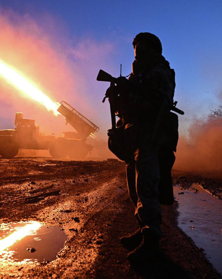 Минобороны России заявило о зачистке западной части Красноармейска от ВСУ. Российские военные проводят зачистку западной части Красноармейска от оставшихся там украинских военных. Отмечается, что ВСУ также остаются на территории расположенной на западе города промзоны