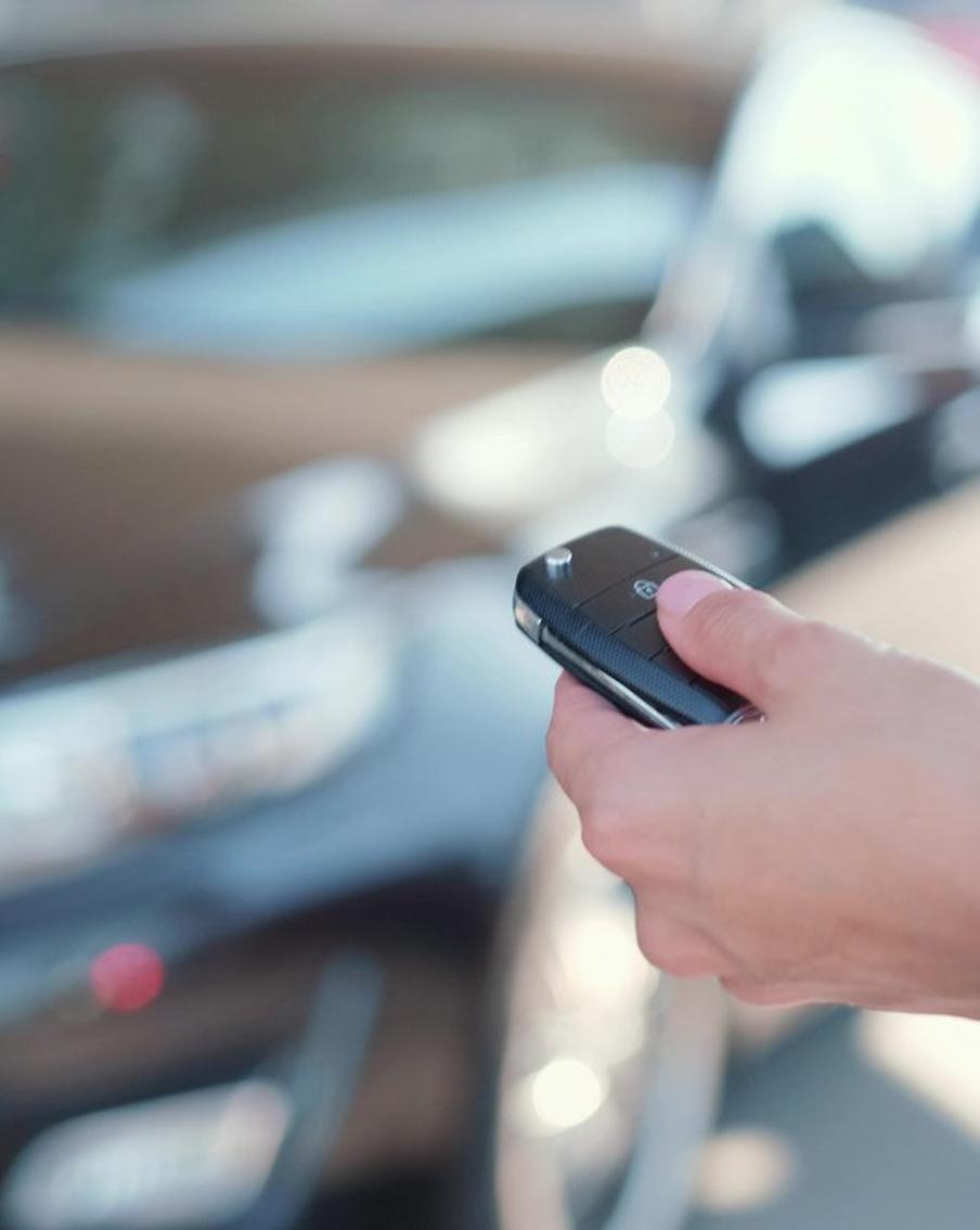 Москвич потерял почти 2 млн руб. и авто при попытке купить машину через Telegram. Житель Москвы столкнулся с серьёзной проблемой, пытаясь приобрести автомобиль из Европы через мессенджер Telegram. Как сообщает издание Baza, он потерял значительную сумму денег и сам автомобиль. Мужчина нашёл выгодное предложение о продаже Skoda Octavia 2021 года выпуска в телеграм-канале "Автопригон из Евросоюза", который был удалён