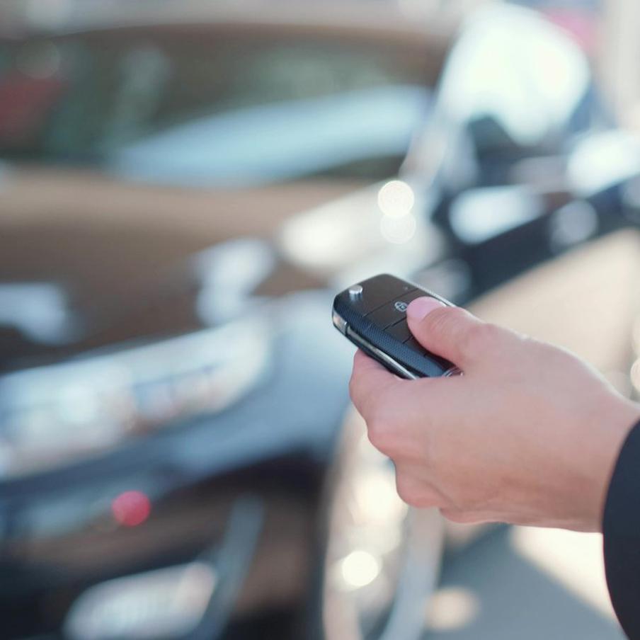 Москвич потерял почти 2 млн руб. и авто при попытке купить машину через Telegram. Житель Москвы столкнулся с серьёзной проблемой, пытаясь приобрести автомобиль из Европы через мессенджер Telegram. Как сообщает издание Baza, он потерял значительную сумму денег и сам автомобиль. Мужчина нашёл выгодное предложение о продаже Skoda Octavia 2021 года выпуска в телеграм-канале "Автопригон из Евросоюза", который был удалён