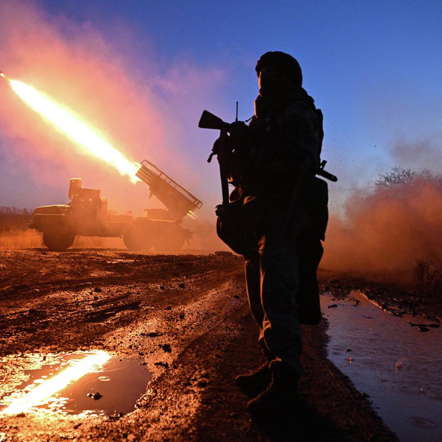 Минобороны России заявило о зачистке западной части Красноармейска от ВСУ. Российские военные проводят зачистку западной части Красноармейска от оставшихся там украинских военных. Отмечается, что ВСУ также остаются на территории расположенной на западе города промзоны