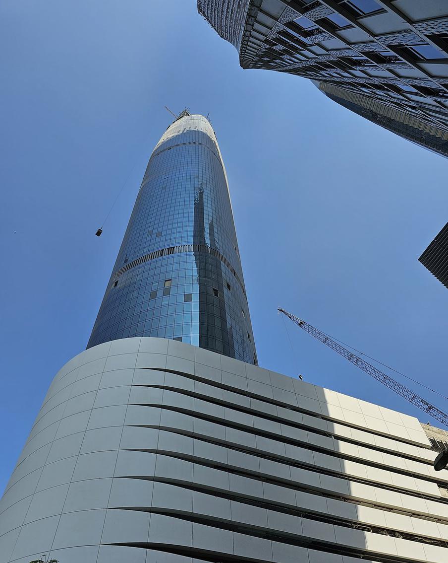 Самый высокий в мире отель открылся на территории Объединённых Арабских Эмиратов. Признанный самым высоким в мире отель открылся в Дубае. Отмечается, что высота здания составляет почти 400 метров