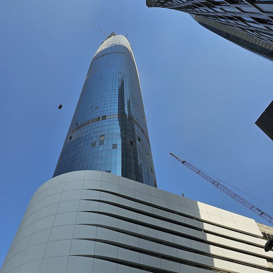 Самый высокий в мире отель открылся на территории Объединённых Арабских Эмиратов. Признанный самым высоким в мире отель открылся в Дубае. Отмечается, что высота здания составляет почти 400 метров