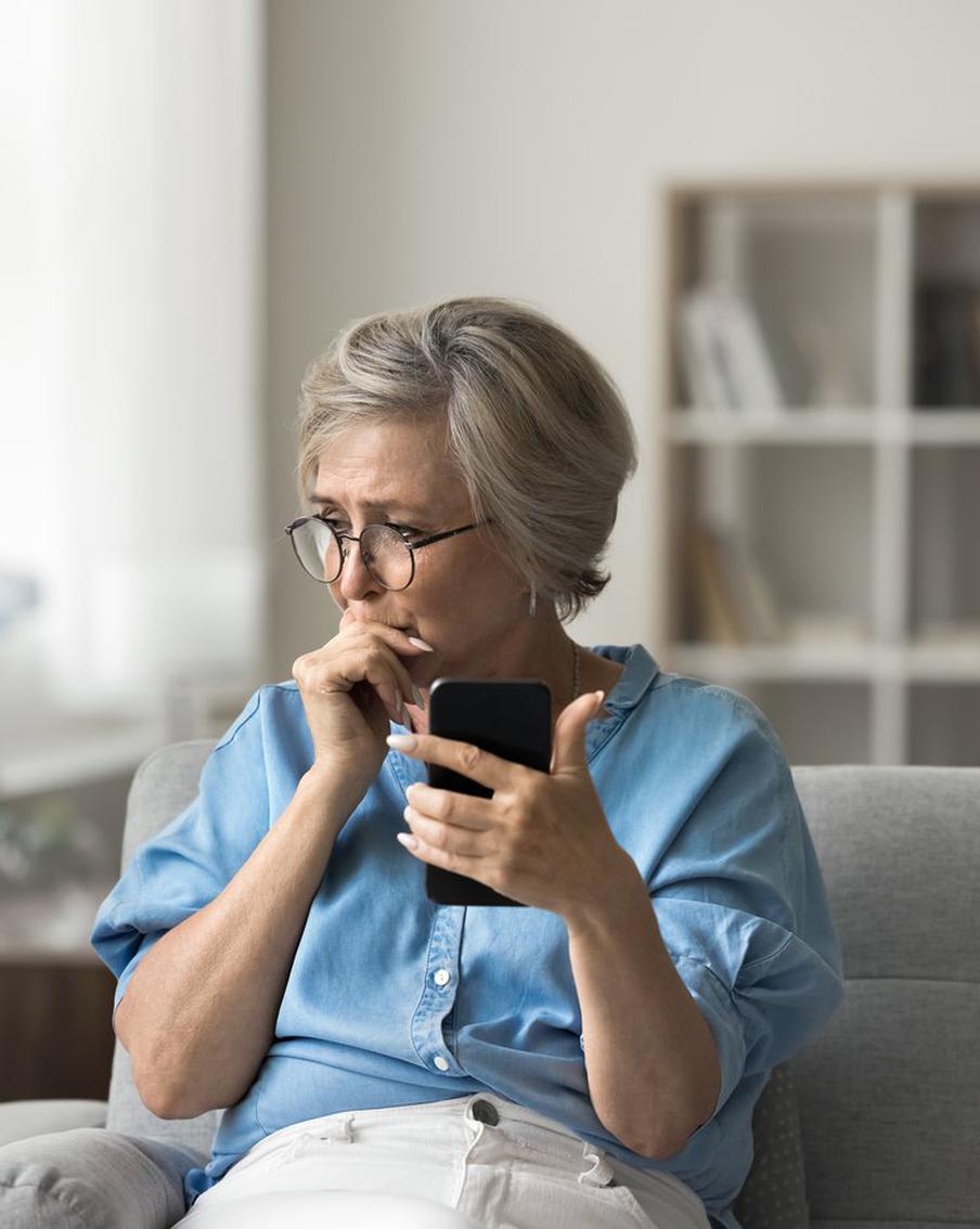 Мошенники начали звонить пенсионерам под предлогом выплат ветеранам труда. В последнее время участились случаи телефонного мошенничества, жертвами которого становятся пожилые люди. Злоумышленники, представляясь сотрудниками муниципальных органов власти, предлагают ветеранам труда несуществующие "выплаты" или "награды"