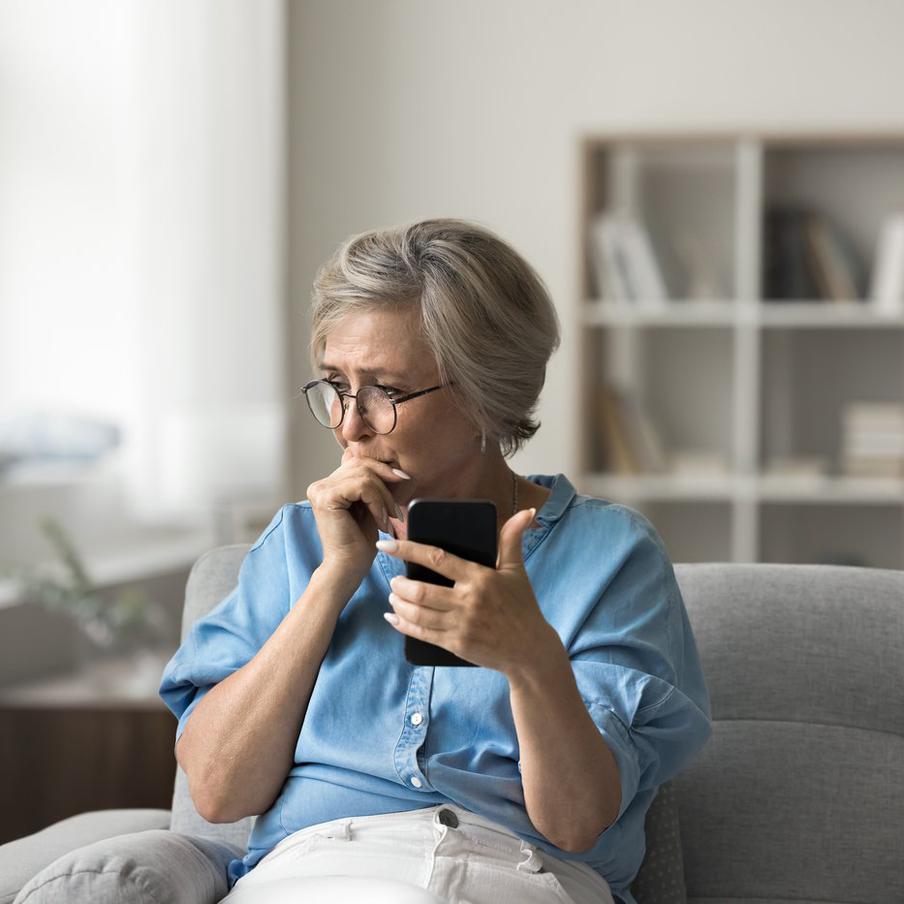 Мошенники начали звонить пенсионерам под предлогом выплат ветеранам труда. В последнее время участились случаи телефонного мошенничества, жертвами которого становятся пожилые люди. Злоумышленники, представляясь сотрудниками муниципальных органов власти, предлагают ветеранам труда несуществующие "выплаты" или "награды"