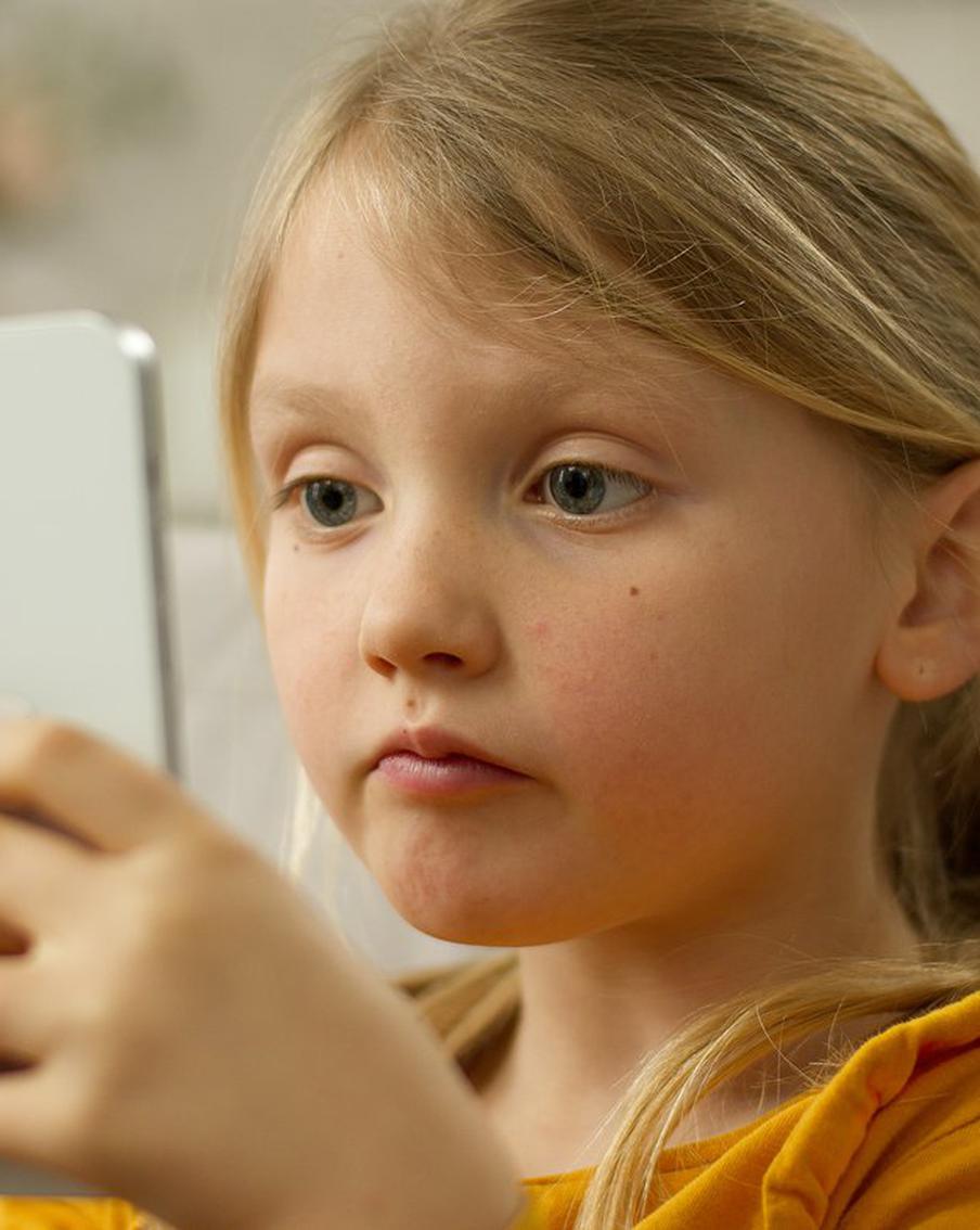 Сбер: в РФ число вовлечённых в мошенничество детей за два года выросло на 30%. Заместитель председателя правления Сбербанка Станислав Кузнецов с тревогой отметил, что за последние два года количество детей, пострадавших от мошеннических действий, значительно возросло — более чем на 30%