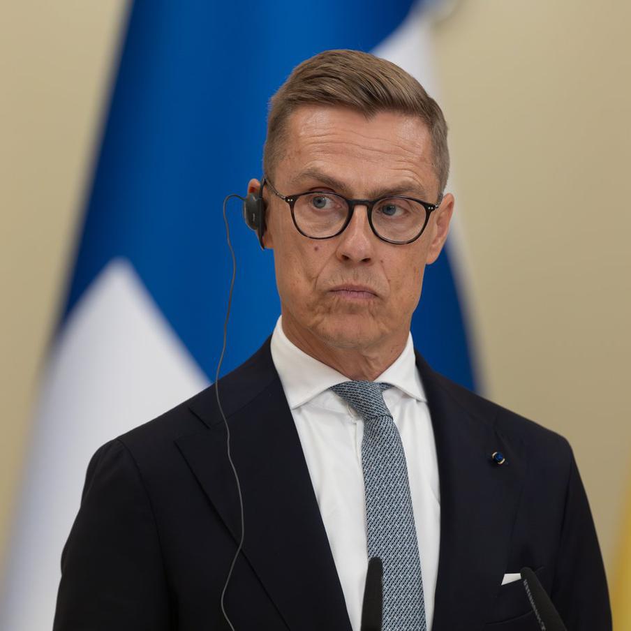 Стубб заявил, что Россия упустила возможность встречи с Трампом. Глава Финляндии Александр Стубб в интервью Associated Press заявил, что встреча глав РФ и США Владимира Путина и Дональда Трампа представляла собой уникальную возможность, упущенную российской стороной. Стубб отметил, что саммит был отменён после телефонного разговора госсекретаря США Марко Рубио с министром иностранных дел России Сергеем Лавровым