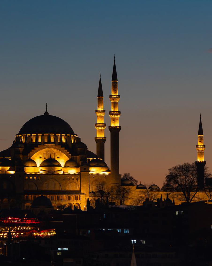 Полиция опечатала отель в Стамбуле после ЧП со смертельным отравлением туристов. В воскресенье утром в Стамбуле полиция опечатала отель, расположенный в районе Фатих, после того, как трое постояльцев, по предварительным данным, скончались от отравления недоброкачественной пищей. Как сообщает телеканал CNN Türk, врачи осмотрели 15 других человек, которые проживали в этом отеле, и не обнаружили у них проблем со здоровьем