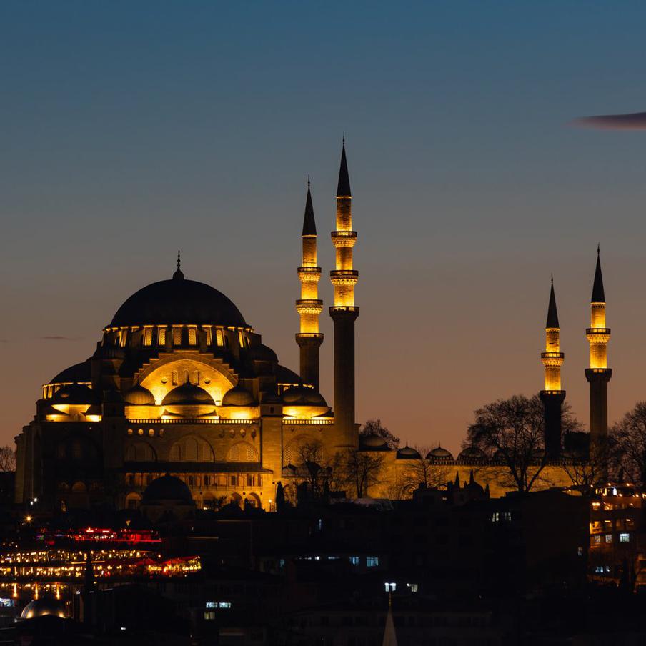 Полиция опечатала отель в Стамбуле после ЧП со смертельным отравлением туристов. В воскресенье утром в Стамбуле полиция опечатала отель, расположенный в районе Фатих, после того, как трое постояльцев, по предварительным данным, скончались от отравления недоброкачественной пищей. Как сообщает телеканал CNN Türk, врачи осмотрели 15 других человек, которые проживали в этом отеле, и не обнаружили у них проблем со здоровьем