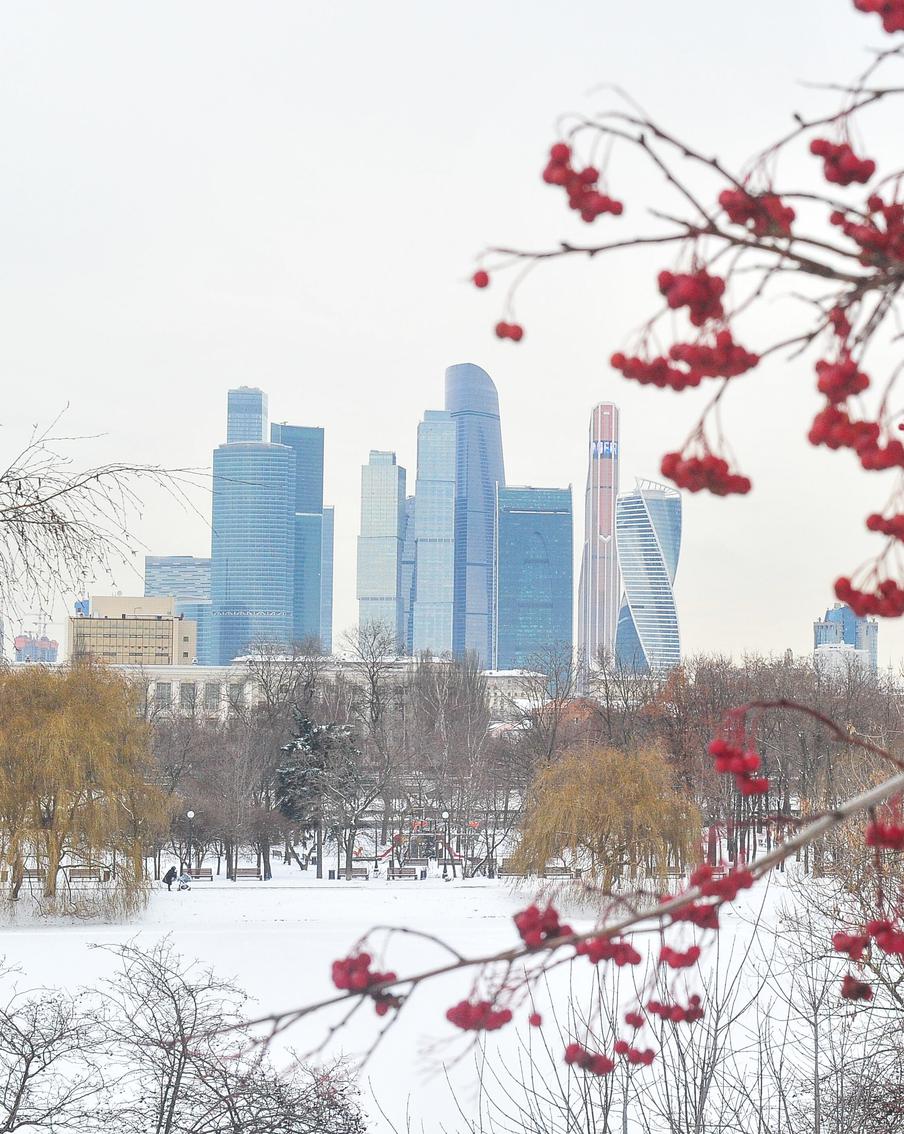 Синоптик рассказал жителям Москвы, когда в город придёт настоящая зимняя погода. По прогнозам экспертов, выпавший в столице снег может скоро растаять. При этом в понедельник москвичей ждёт небольшое похолодание и ледяные дожди, однако температура в городе не упадёт ниже нуля