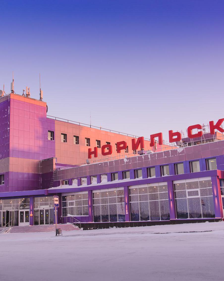 Вылет рейсов из нескольких городов Сибири задерживается из-за непогоды. Несколько авиакомпаний не могут вылететь из ряда сибирских городов. Причиной задержки рейсов стала непогода, которая держится в регионе с пятницы