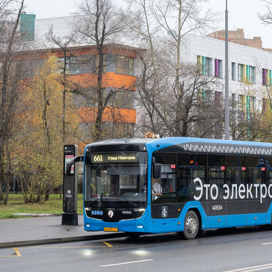 Электробусы вышли на маршруты 470 и 661. С 2018 года столица активно развивает сеть экологически чистого наземного транспорта, внедряя современные электробусы российского производства. По поручению мэра Москвы Сергея Собянина заместитель мэра Максим Ликсутов сообщил о запуске двух новых электробусных маршрутов в городе
