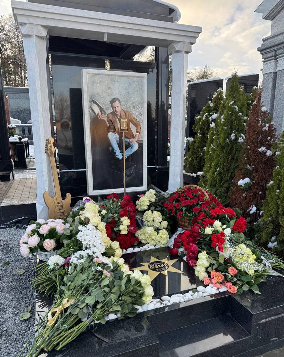 Памятник на могиле Владимира Лёвкина на Троекуровском кладбище.