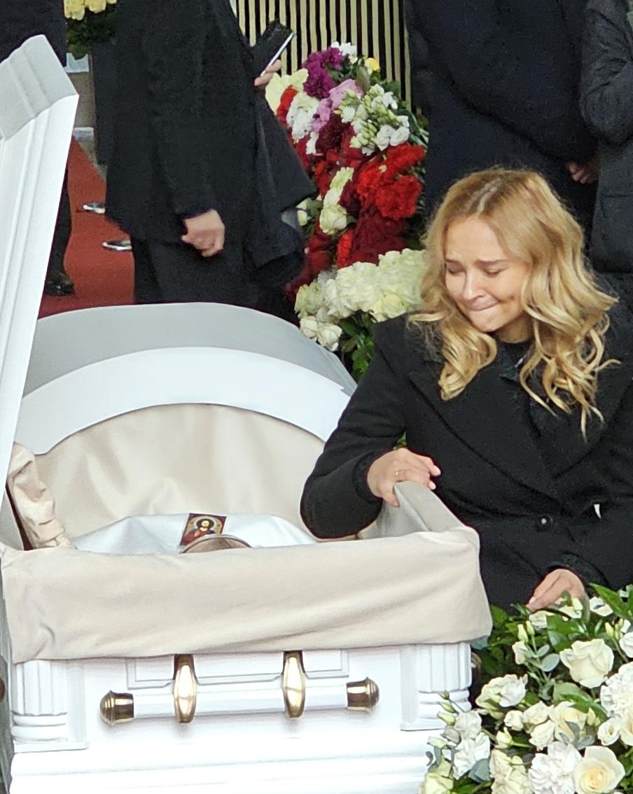 Вдова во время похорон Владимира Лёвкина.