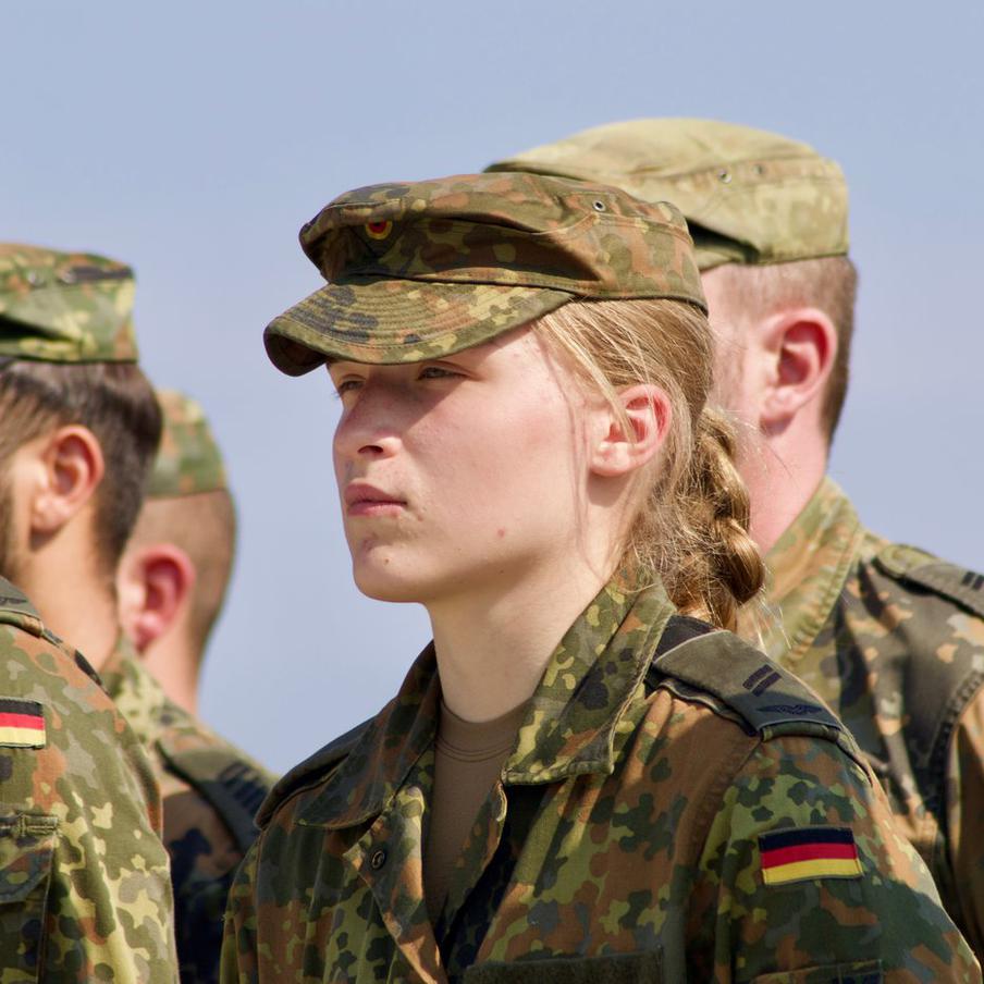 Писториус заявил о последнем мирном лете для НАТО и скорой войне. Министр обороны Германии Борис Писториус выразил серьёзную обеспокоенность по поводу возможного военного конфликта между НАТО и Россией в ближайшее время. В интервью газете Frankfurter Allgemeine Zeitung он отметил, что изначально считалось, что конфликт может начаться в 2029 году