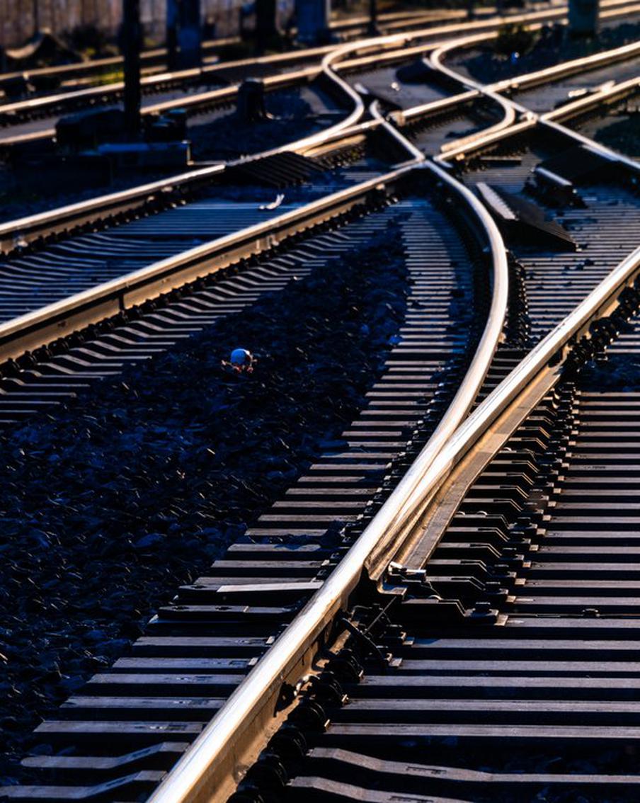 В Польше второй раз за сутки повредили железную дорогу до Украины. В последние сутки на железнодорожном пути Варшава – Люблин, ведущем в сторону Украины, произошло повторное повреждение. Как сообщает радиостанция RMF24, в районе города Пулавы был обнаружен обрыв контактной сети. Причиной стал переброс цепи через линии электропередачи, что привело к короткому замыканию