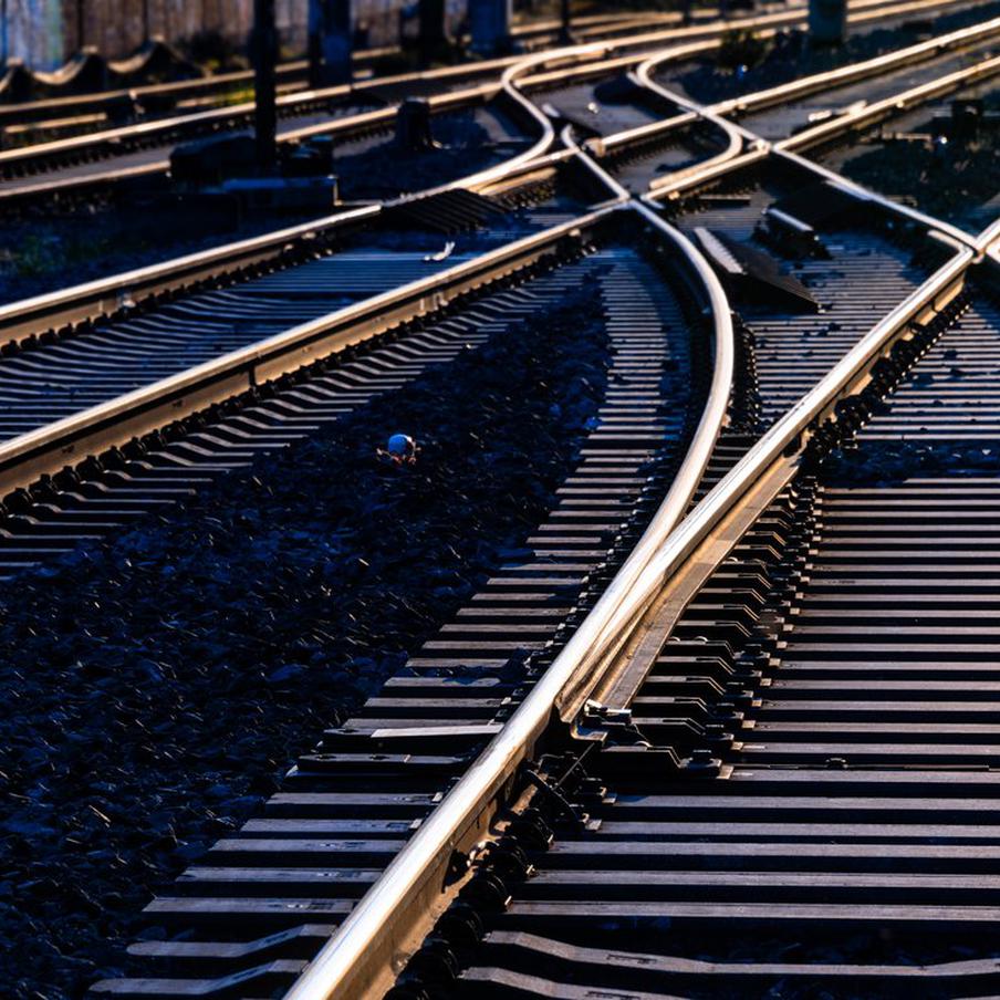 В Польше второй раз за сутки повредили железную дорогу до Украины. В последние сутки на железнодорожном пути Варшава – Люблин, ведущем в сторону Украины, произошло повторное повреждение. Как сообщает радиостанция RMF24, в районе города Пулавы был обнаружен обрыв контактной сети. Причиной стал переброс цепи через линии электропередачи, что привело к короткому замыканию