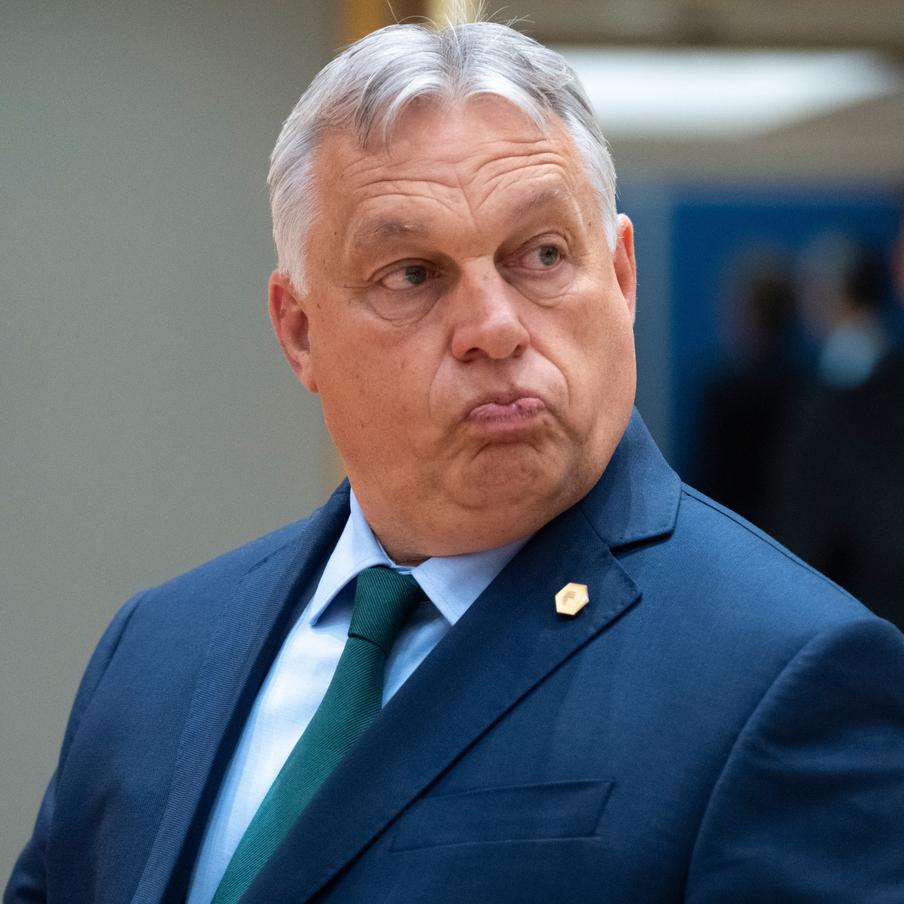 Орбан заявил, что Венгрия не согласится на предложение забрать Закарпатье. Правительство Венгрии официально выступило с заявлением о нежелании присоединять Закарпатье к своей территории, даже если такое предложение будет выдвинуто. В интервью немецкому журналисту Матиасу Дёпфнеру премьер-министр Виктор Орбан подчеркнул, что Венгрия не намерена повторять ошибки прошлого и участвовать в подобных территориальных спорах