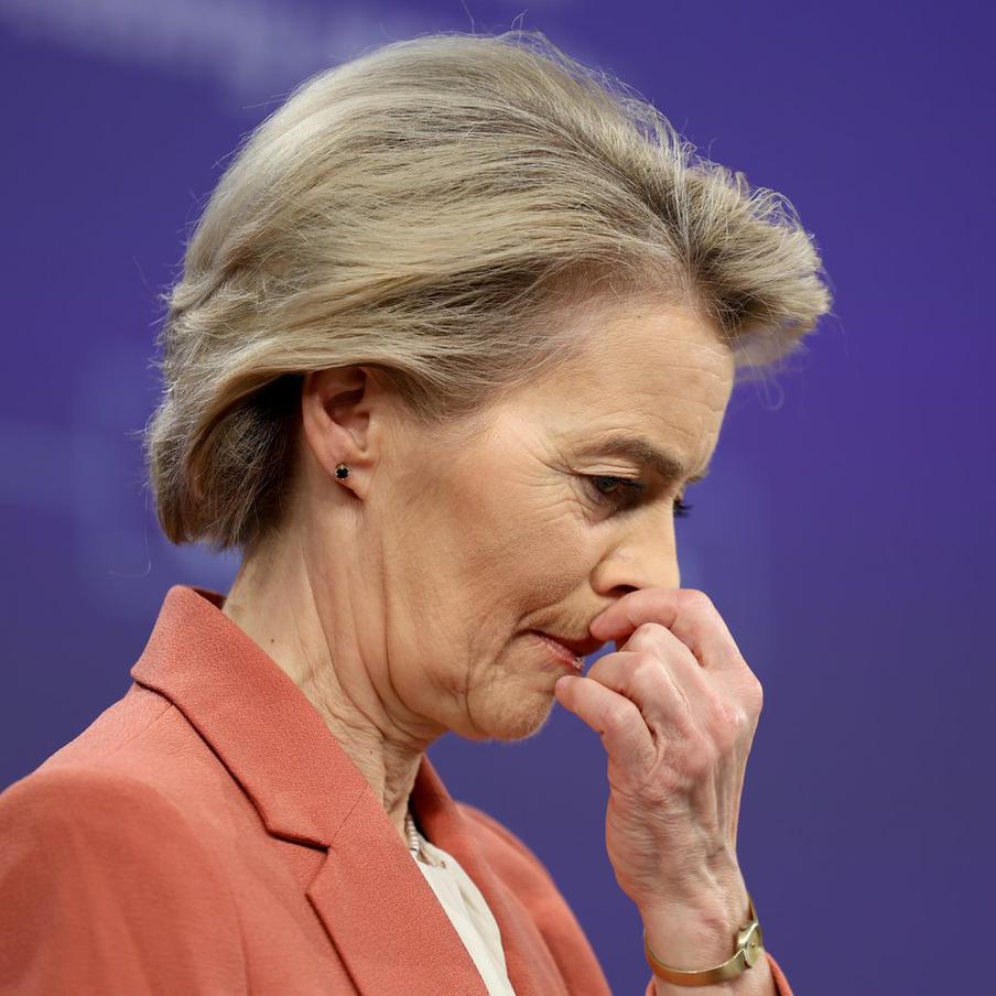 Фон дер Ляйен предложила ЕС срочно помочь Украине на €140 млрд активами России. Председатель Европейской комиссии Урсула фон дер Ляйен направила странам Евросоюза письмо, в котором представила три предложения по оказанию финансовой помощи Украине на общую сумму 135,7 миллиарда евро