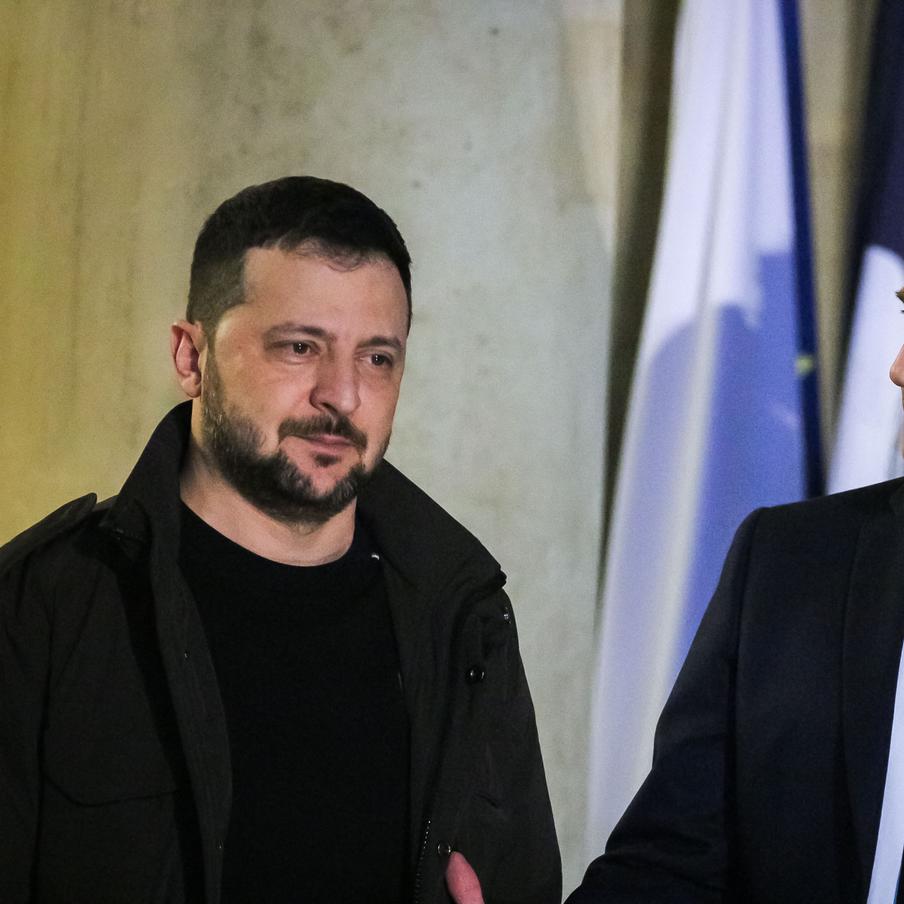 Макрон и Зеленский подписали документ о военной помощи. Во время встречи президента Украины Владимира Зеленского и его французского коллеги Эмманюэля Макрона была утверждена декларация, предусматривающая долгосрочные планы Киева по приобретению французского военного оборудования. Об этом стало известно 17 ноября из сообщения украинского интернет-издания "Страна.ua" в Telegram