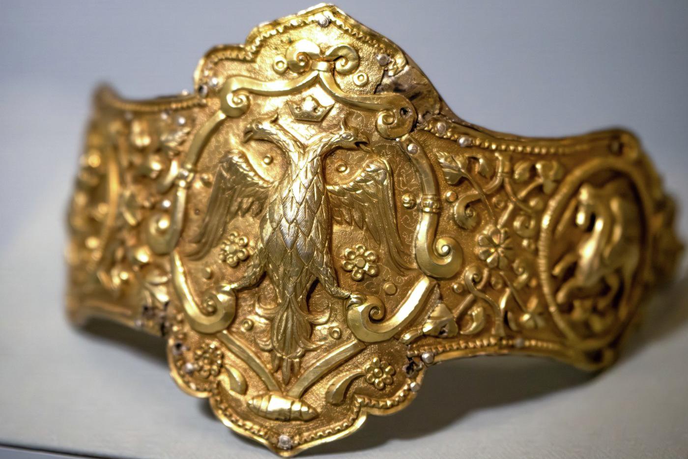 Расправил крылья на золотом фоне: как менялся российский двуглавый орёл