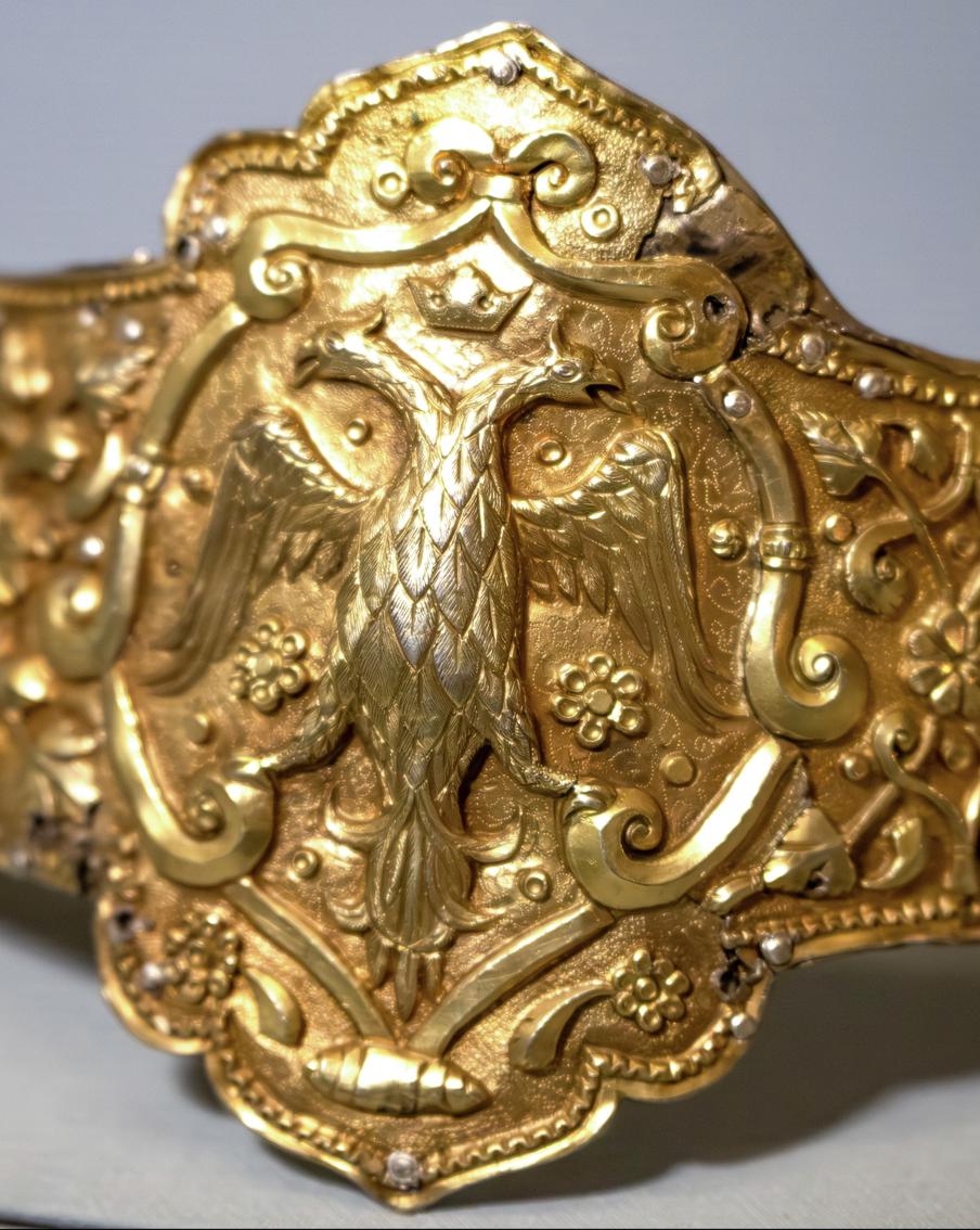 Терял и возвращал короны: как менялся главный государственный символ России