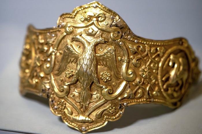 Терял и возвращал короны: как менялся главный государственный символ России