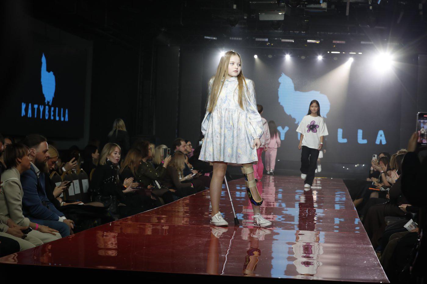 Десятилетняя Саша Кузнецова, у которой врождённая аномалия стопы, занимается в школе моделей, где помимо дефиле преподают актёрское мастерство. Девочка ходит в бассейн и мечтает стать тренером по плаванию.