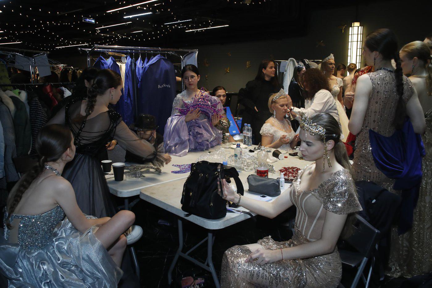 За кулисами девушки преображались в принцесс.