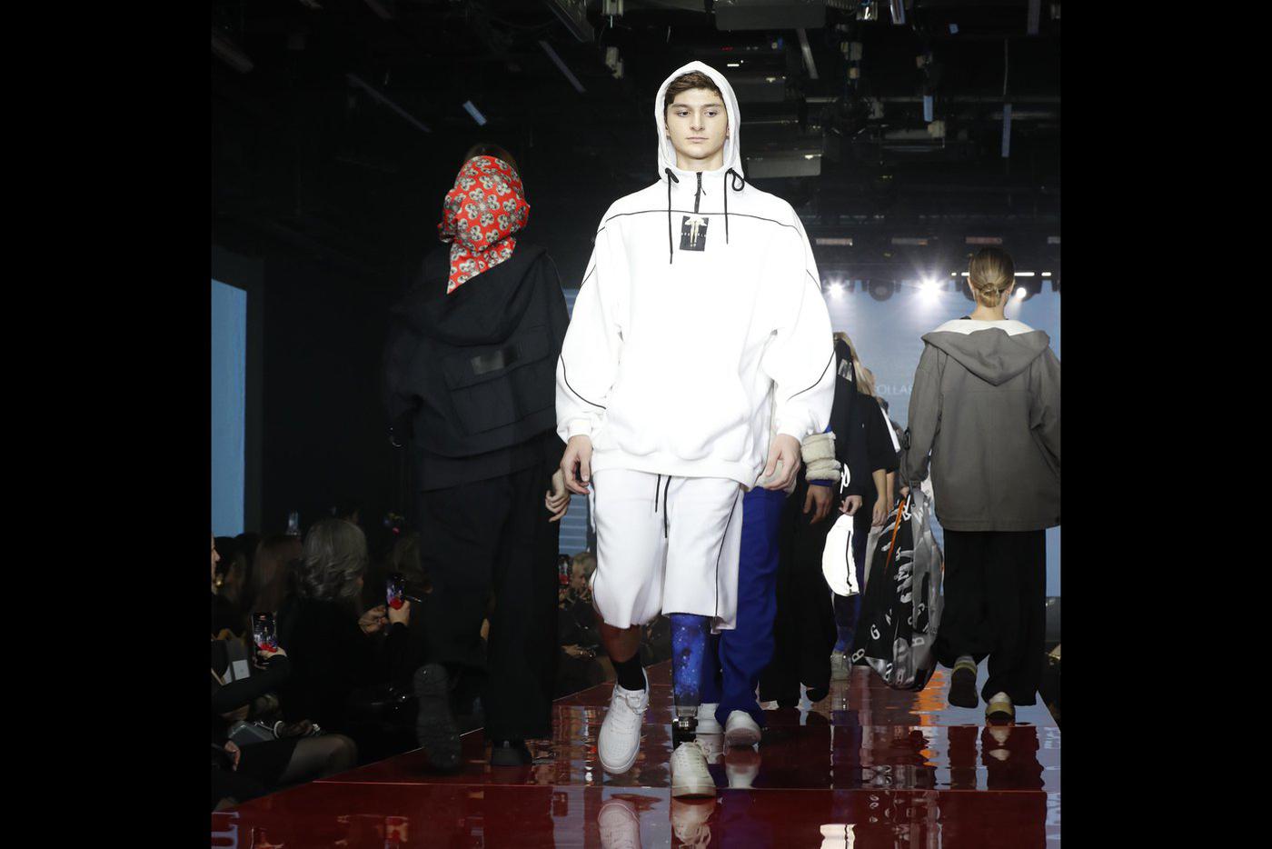 Рахман Абаев участвовал в показе впервые и с интересом погрузился в новый для него мир, где все помогают друг другу. 