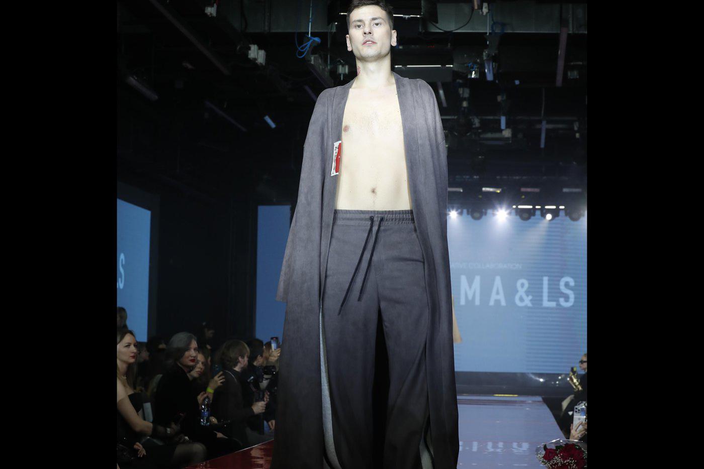 Павел Трофимов представил зрителям стильную одежду для дома.