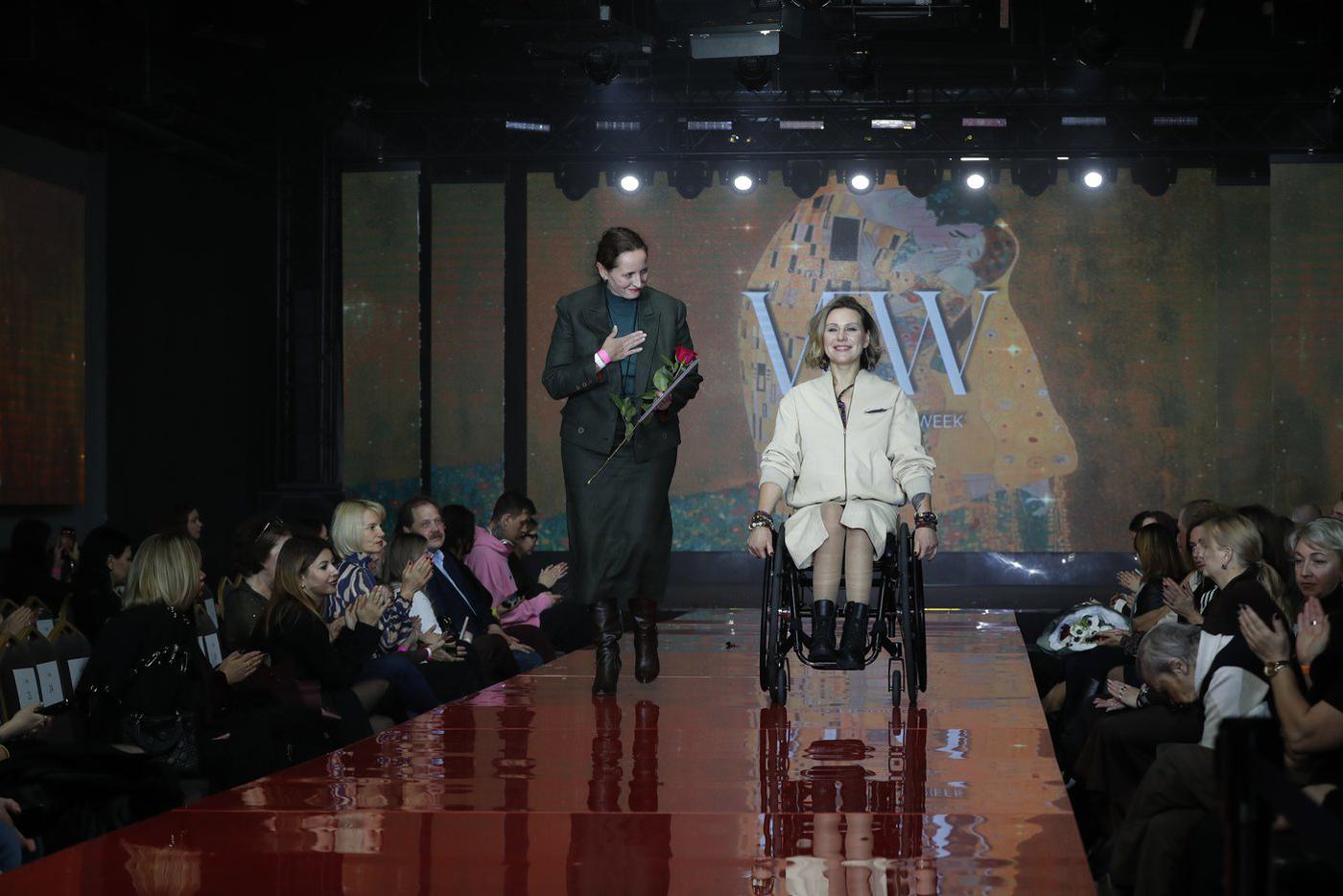 33-летняя Елена Соколова из Балашихи – лейтенант в отставке. В 2019 году ей поставили диагноз "рассеянный склероз". Она не смирилась с заболеванием и верит, что победит болезнь. Её поддерживают муж и дочка. "У меня есть надёжный тыл, и я не отчаиваюсь. Всё преодолимо", – говорит она. Елена ведёт свой блог и участвует в модных показах.