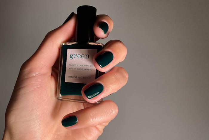 Тёмный маникюр для любой длины: что выбрать и как носить