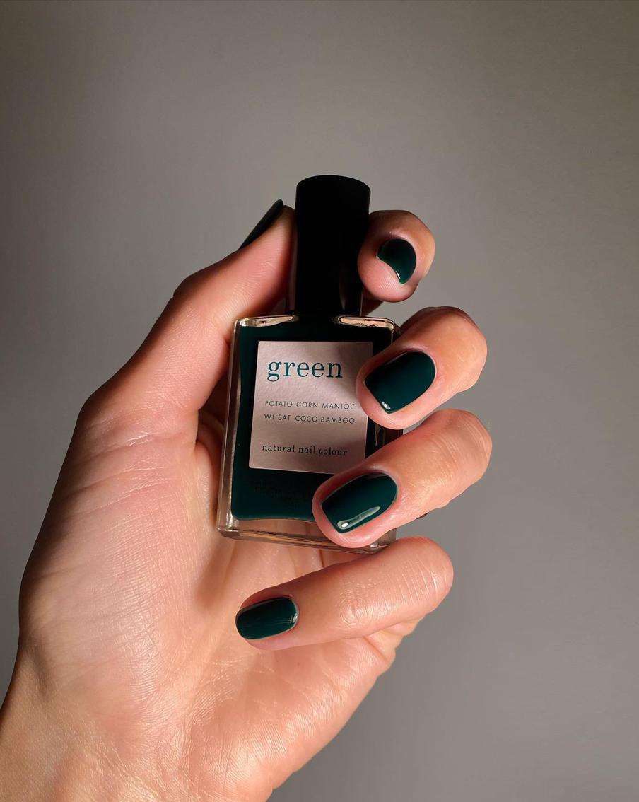 Тёмный маникюр для любой длины: что выбрать и как носить