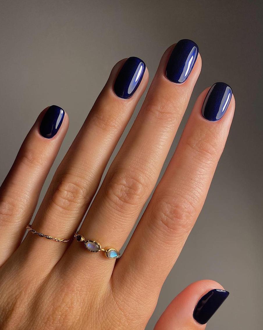 Тёмные оттенки – классика холодного сезона.