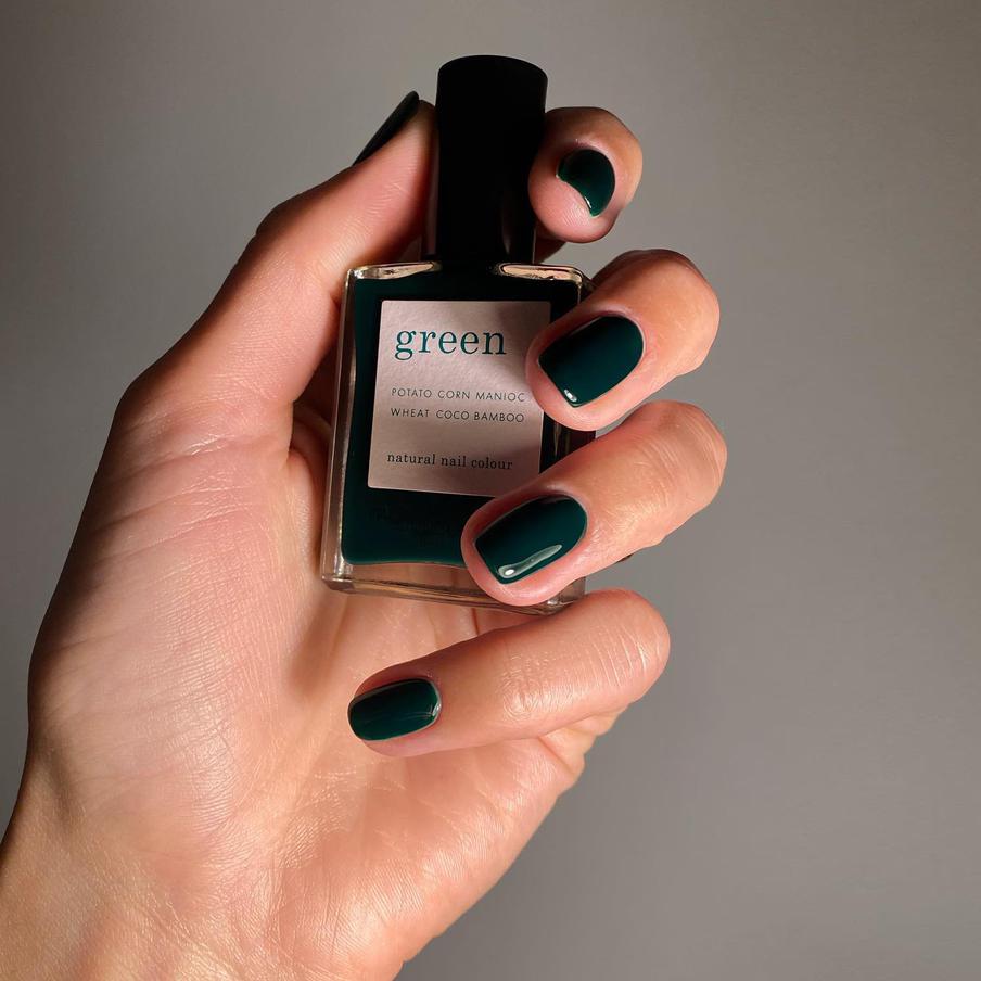 Лучшие идеи тёмного маникюра: формы, эффекты и трендовые цвета сезона