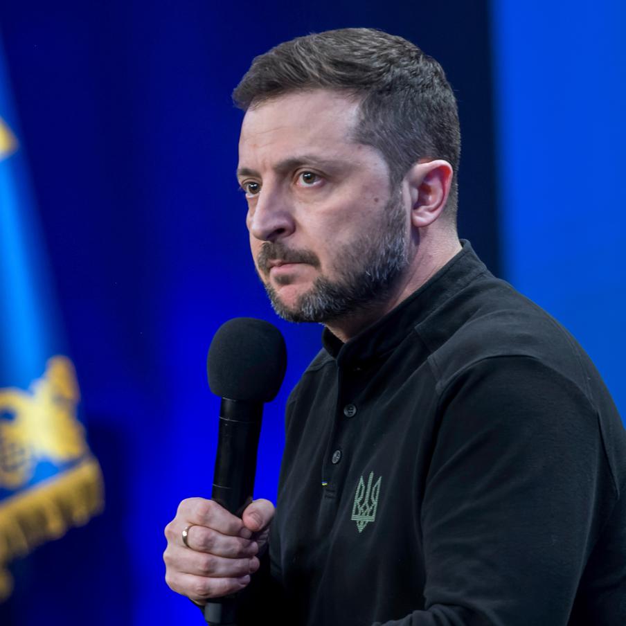 Индекс Мосбиржи резко вырос после слов Зеленского о скором визите в Турцию. Новость о предстоящем визите президента Украины Владимира Зеленского в Турцию, который запланирован на 19 ноября с целью активизации переговоров о прекращении боевых действий, вызвала положительную реакцию на российском фондовом рынке. С начала торговой сессии индекс Мосбиржи продемонстрировал рост почти на 2,5%