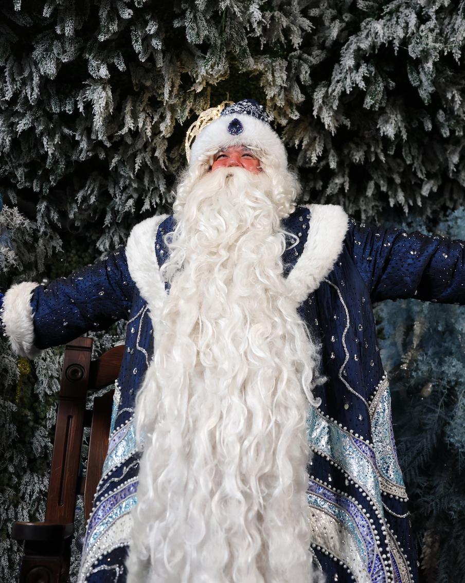 Баба-Яга устраивает корпоратив, а дети дарят конфеты: Дед Мороз отпраздновал свой день рождения