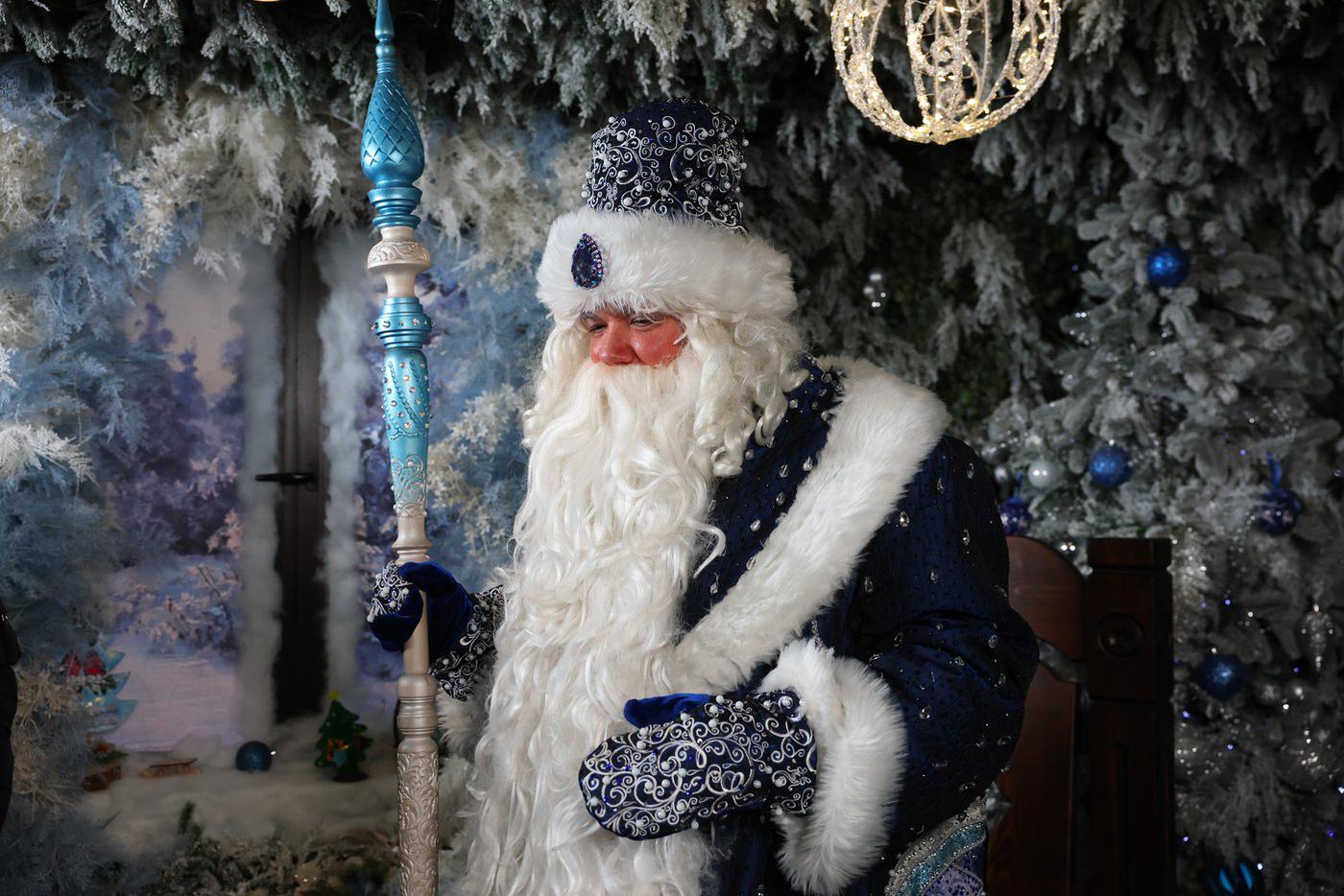 Говорят, если дотронуться до дедушкиного посоха, то можно замёрзнуть. Мы не рискнули.