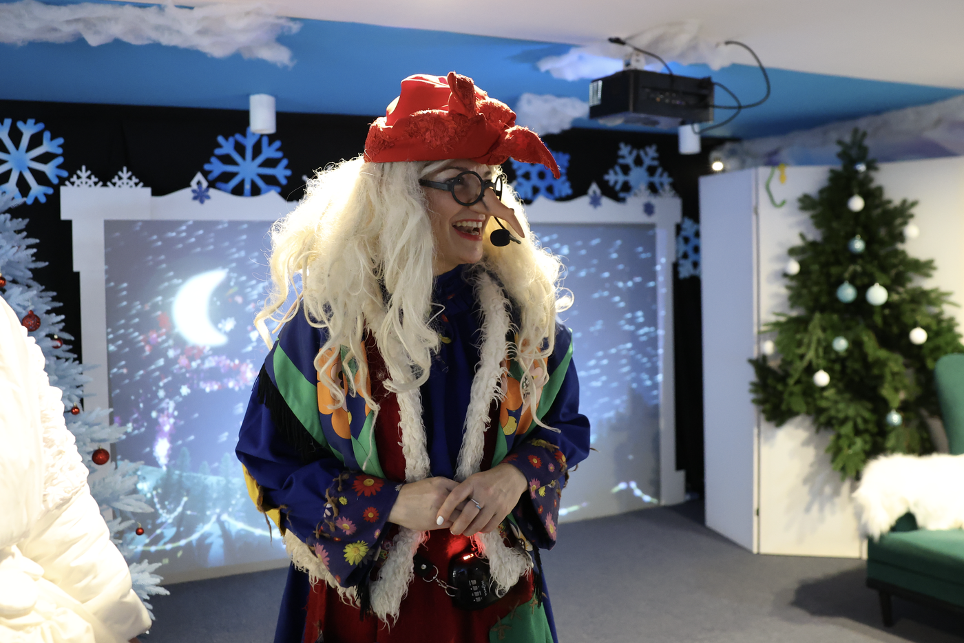 Баба-Яга совсем не злая, но подтрунивать над гостями очень любит.