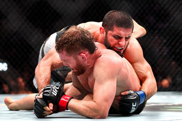 Ислама Махачева снова признали лучшим в UFC